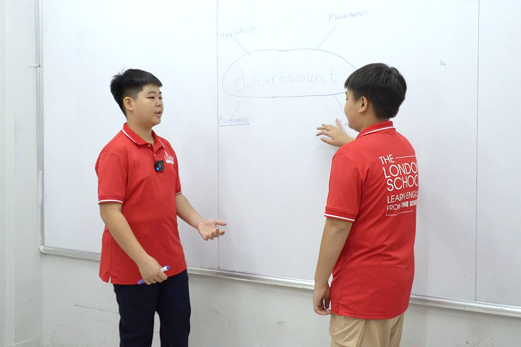 Học sinh lớp 8 thực hành giao tiếp tiếng Anh